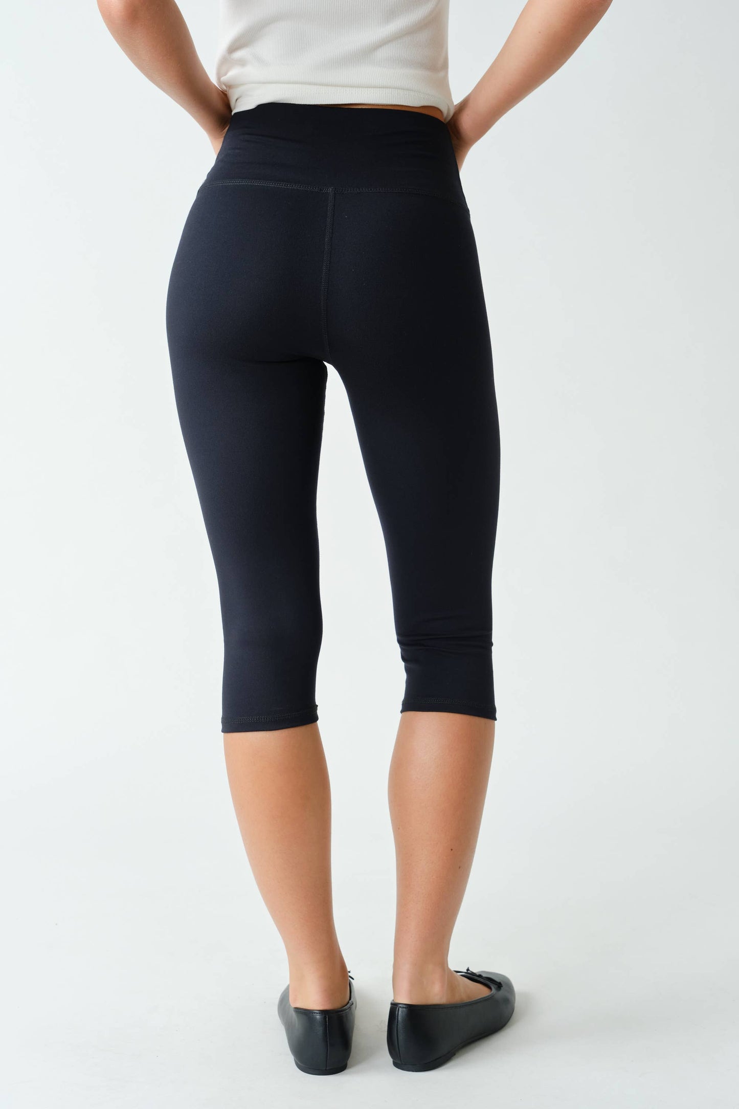 The Linea Capri Leggings